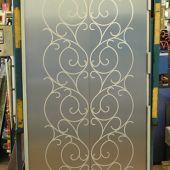 Décor sur porte d’ascenseur Inox