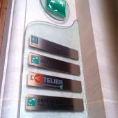 Plaque alu gravées + sérigraphie sur support verre minéral