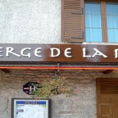 Lettres découpées PVC sur tôle aluminium rembordé laqué blanc