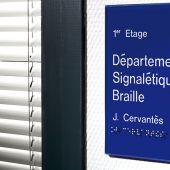 Plaque plexiglass laqué, texte gravé, écriture braille