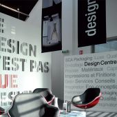 Transcript adhésif sur cloison laquée blanche