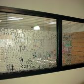 Transcript adhésif sur cloison en verre