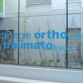 Lettrage transcript adhésif sur verrière