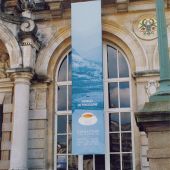 Bâche PVC suspendue, impression numérique quadrichromie, finition foureaux haut et bas