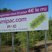 Panneau aluminium 6 x 2 m sur mâts acier galvanisé, décor transcript adhésif, pelliculage de protection