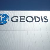 Lettres et logo découpé en Reynobond 3 mm, relief sur entretoises