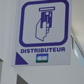 Pictogrammes en drapeau double face sur aluminium anodisé, décor transcript adhésif