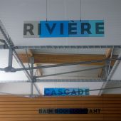 Panneau plexiglass suspendu, décor transcript, film teinté dans la masse