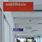 Panneau plexiglass suspendu, décor transcript, film teinté dans la masse