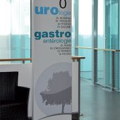 Totem aluminium laqué blanc, décor transcript adhésif