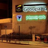 Lettres et logo découpés en PVC, rétro éclairage par diodes bleues et vertes