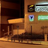 Lettres et logo découpés en PVC, rétro éclairage par diodes bleues et vertes