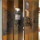 Plaque acier corten, photogravé chimiquement, mise en couleur noire