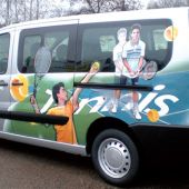 Véhicule de transport sportif , décor réalisé en covering partiel, vinyl micro perforé sur les parties vitrées