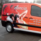 Véhicule de société, décor réalisé en covering total, vinyl micro perforé sur les parties vitrées