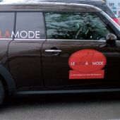 Véhicule réalisé en transcript adhésif